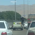 فیلم‌های خطرناک از زنان  روی سقف خودروها / یک چالش مرگبار در جاده‌ها برای معروف شدن !