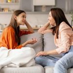 چگونه و چه زمانی با کودکان درباره بلوغ صحبت کنیم؟