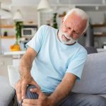 چگونه افسردگی در میانسالی می‌تواند به درد جسمی در سالمندی منجر شود؟