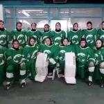 (ویدئو) دختران هاکی ایران مدال خود را به الهه حسین‌نژاد تقدیم کردند