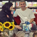 (عکس) سوپراستار سینما پس از خرید کتاب تاریخ استقلال در کنار مجتبی جباری