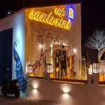 طراحی داخلی و دیزاین رویایی کافه سانتورینی کیش؛ الهام از معماری کلاسیک و سقف مدیترانه
