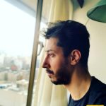 فیلم آواز خوانی بهرام افشاری /  آهنگ روم زوم کنی، بوم بوم کنه قلبم؛ وسط صف نونوایی ترکوند!