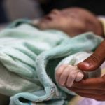 غزه: ۵۰۰ نوزاد با گرسنگی دست‌وپنجه نرم می‌کنند