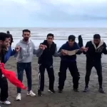 آواز محلی؛ پسرا دورهمی رفتن لب دریا چه رقص محلی میرن و آهنگ یاواش یاواش رو
میخونن