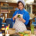 نگاهی به چیدمان لاکچری منزل ساناز سعیدی ؛ از لوسترهای چشمگیر و مبلمان و میز غذاخوری و مجسمه تا کتابخانه‌ای که دل هر بیننده‌ای را می‌برد