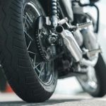 آیا لاستیک موتور سیکلت هم به تنظیم فرمان و بالانس نیاز دارد؟