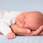 نوزادان تنها ۵ روز پس از تولد مهربانی را تشخیص می‌دهند | درک ذاتی رفتار اجتماعی