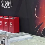 فیلم از نمای غرفه Hallow Knight: Silksong که به تجربه بتا بازی روی نینتندو سوییچ ۲ اشاره می‌کند