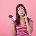 آیا غذاهای چرب باعث جوش می‌شوند؟ واقعیت علمی درباره آکنه، هورمون‌ها و تغذیه