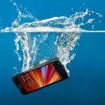 اگر آب وارد گوشی شود چه اتفاقی میافتد؟