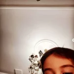 عکس ها / نگاهی به خانه ساده و شیک سحر امامی، مجریِ شیر زن ایرانی / از مبلمانی گرم و لوسترهای عهد بوقی تا پرده‌های حریر  و تابلو دیواریِ … با پسرک بانمک چشم درشتش …