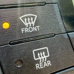 5 تا از سریع‌ترین راه‌ها برای بخارزدایی شیشه جلوی ماشین