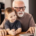 گفت‌وگوی پدربزرگ‌ و مادربزرگ‌ها با نوه‌ها و اهمیت آن