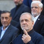 فیلم مشاجره پزشکیان با یک منتقد در پخش زنده تلویزیونی: بسه، بشین!