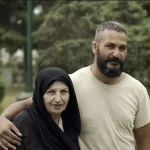 عاشقانه های میلاد کی مرام در آغوش مادرش / آقای بازیگر به مادرش رفته